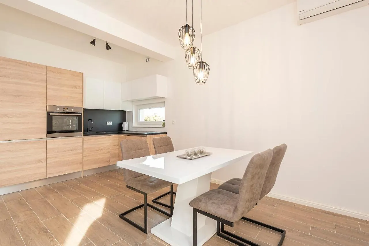 Villa Eni Apartments 2 Mandre 0*,